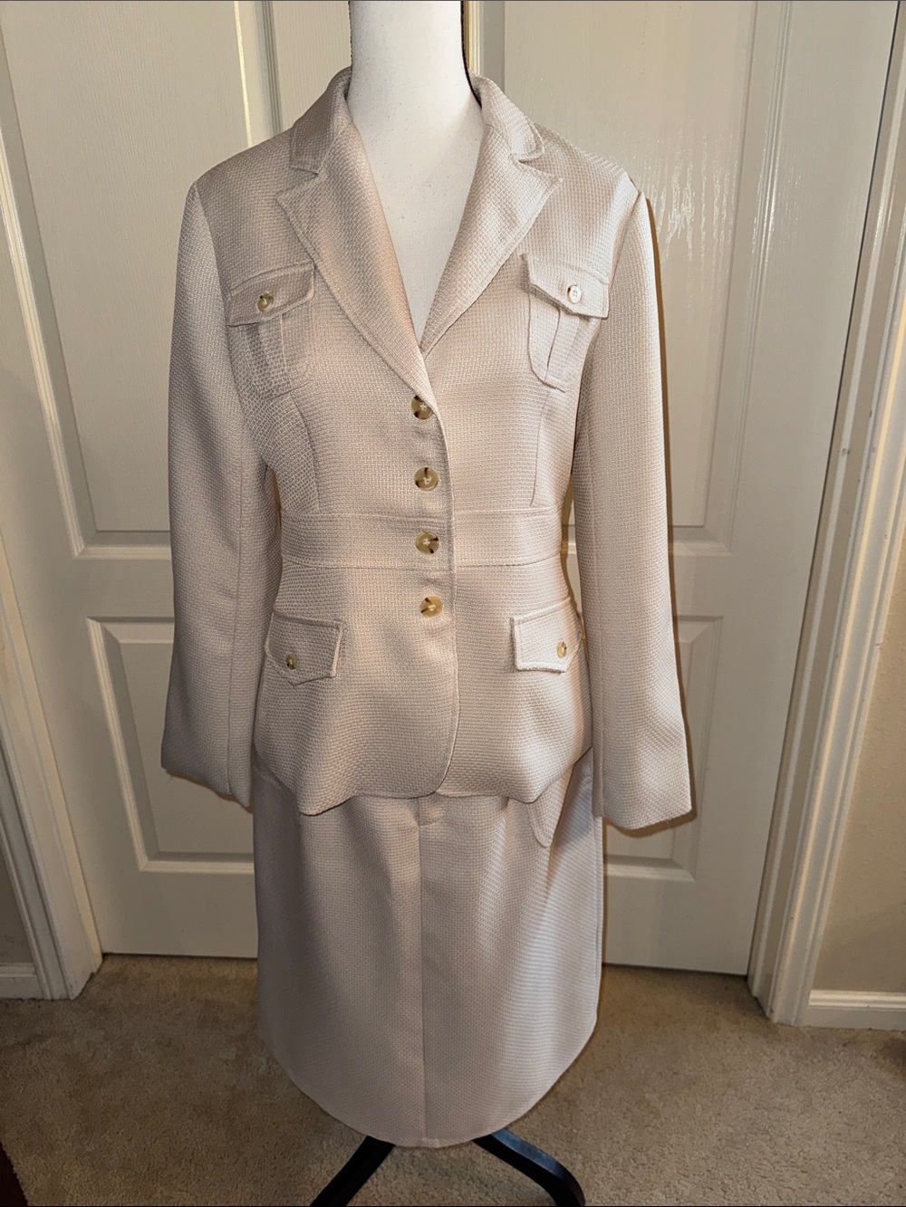 Classic Cream Women's Tailored Jacket and Skirt Set - Size Large